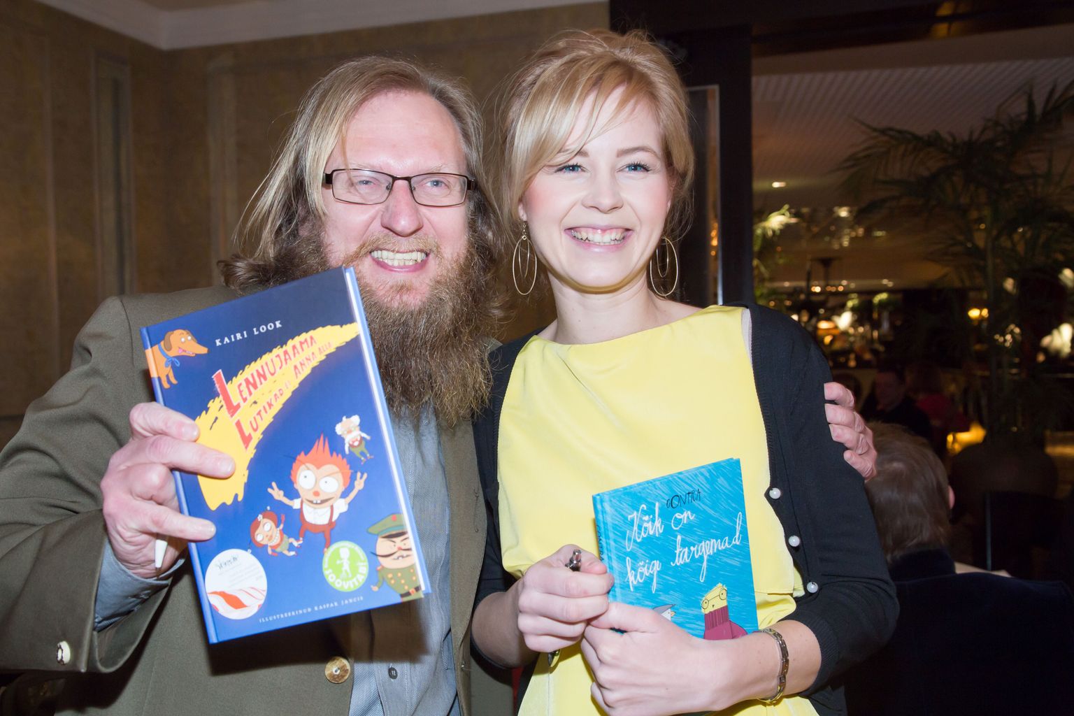 Eesti Kultuurkapitali kirjanduse sihtkapitali aastaauhindade laureaat Contra, kelle raamat "Kõik on kõige targemad" valiti 2014. aastal ilmunud lasteraamatute seast parimaks, ja nominent Kairi Look.