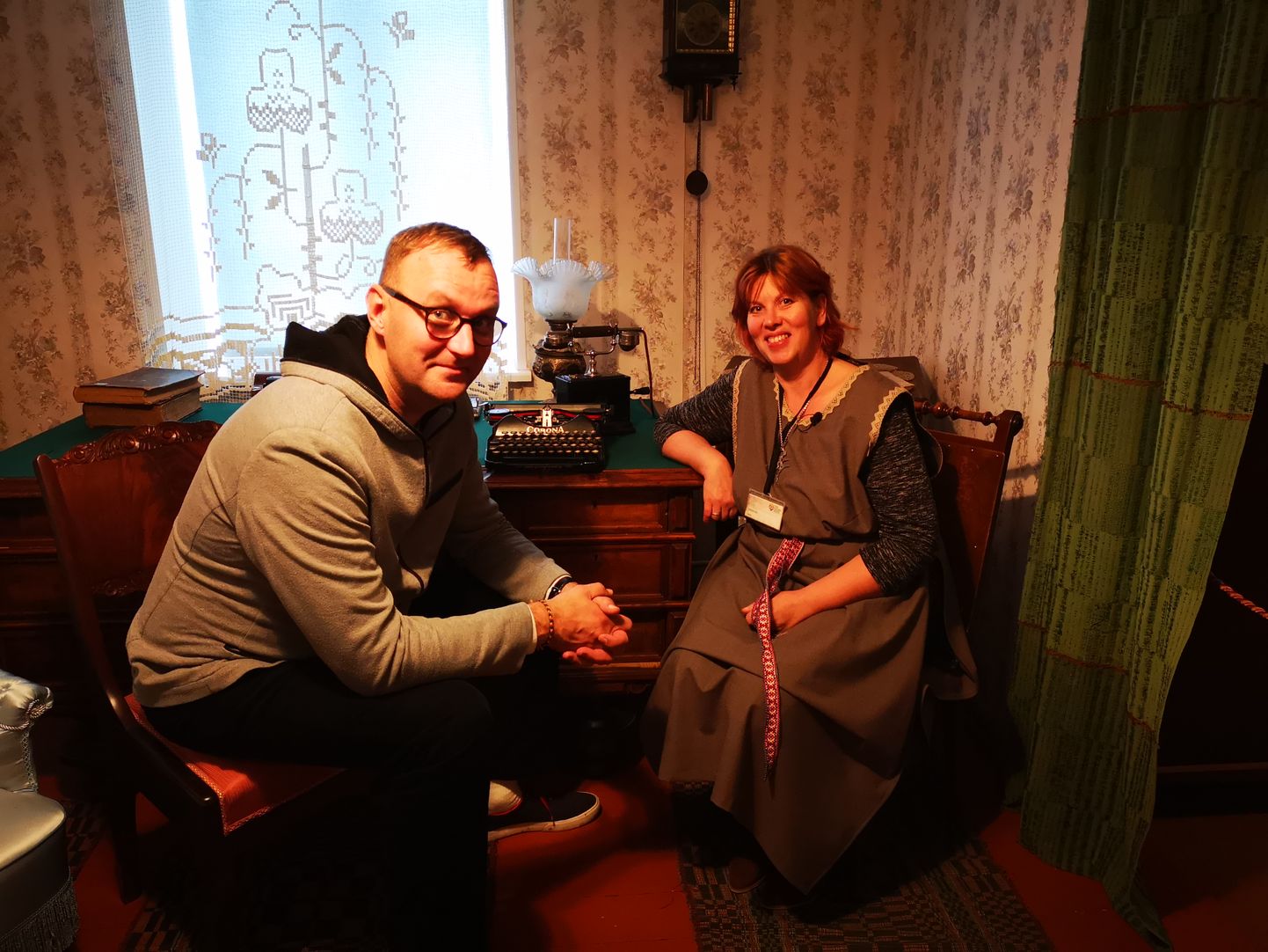 Henrik Normann külastas muu hulgas Iisaku kihelkonna muuseumi. Pildil koos muuseumi direktori Marika Oolbergiga.