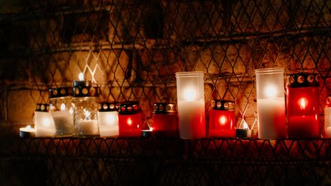 ФОТО И ВИДЕО ⟩ В память о латышских героях у Рижского замка горят тысячи свечей