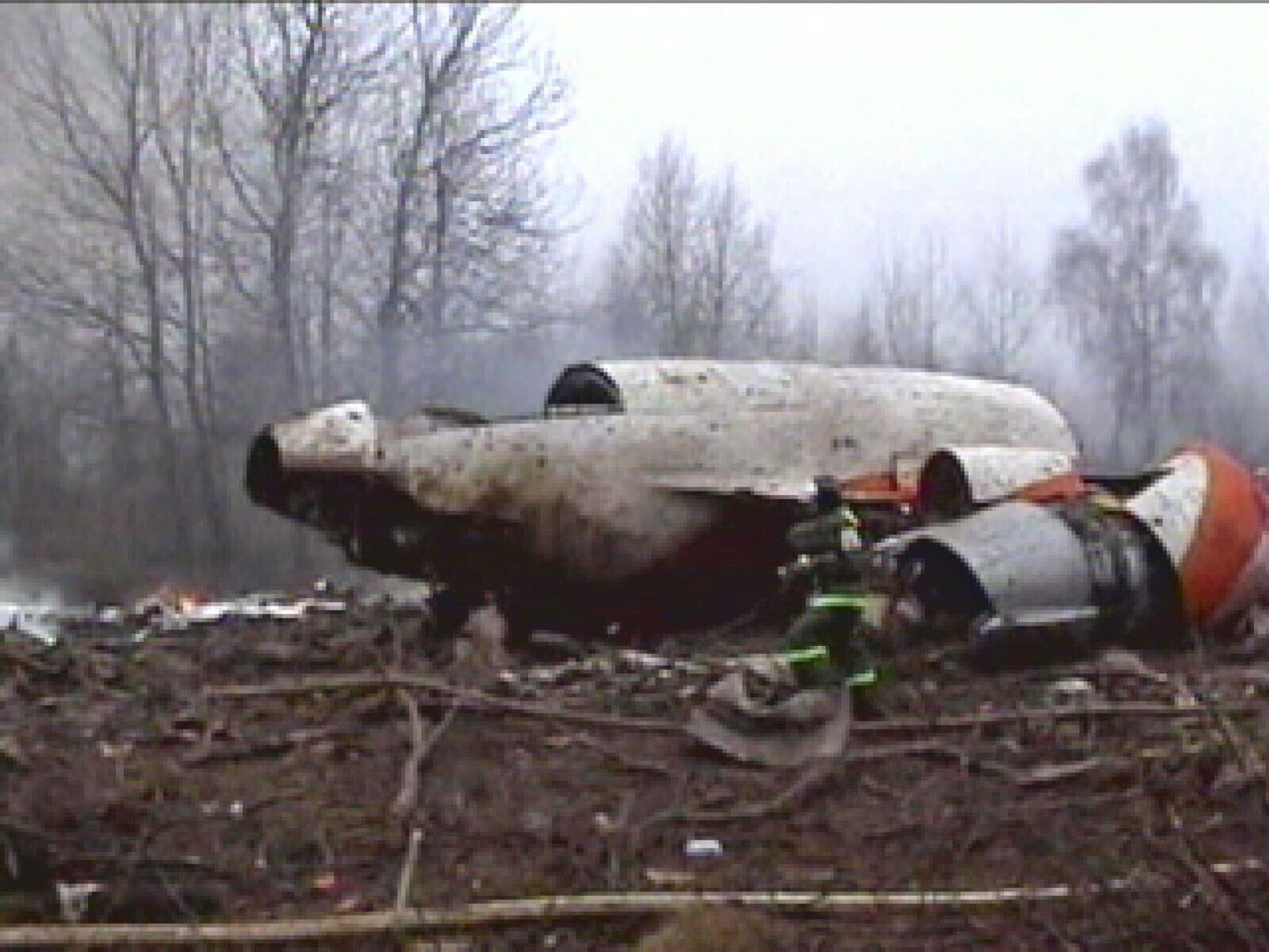 Обломки самолета, на борту которого находился президент Польши Лех Качиньский.