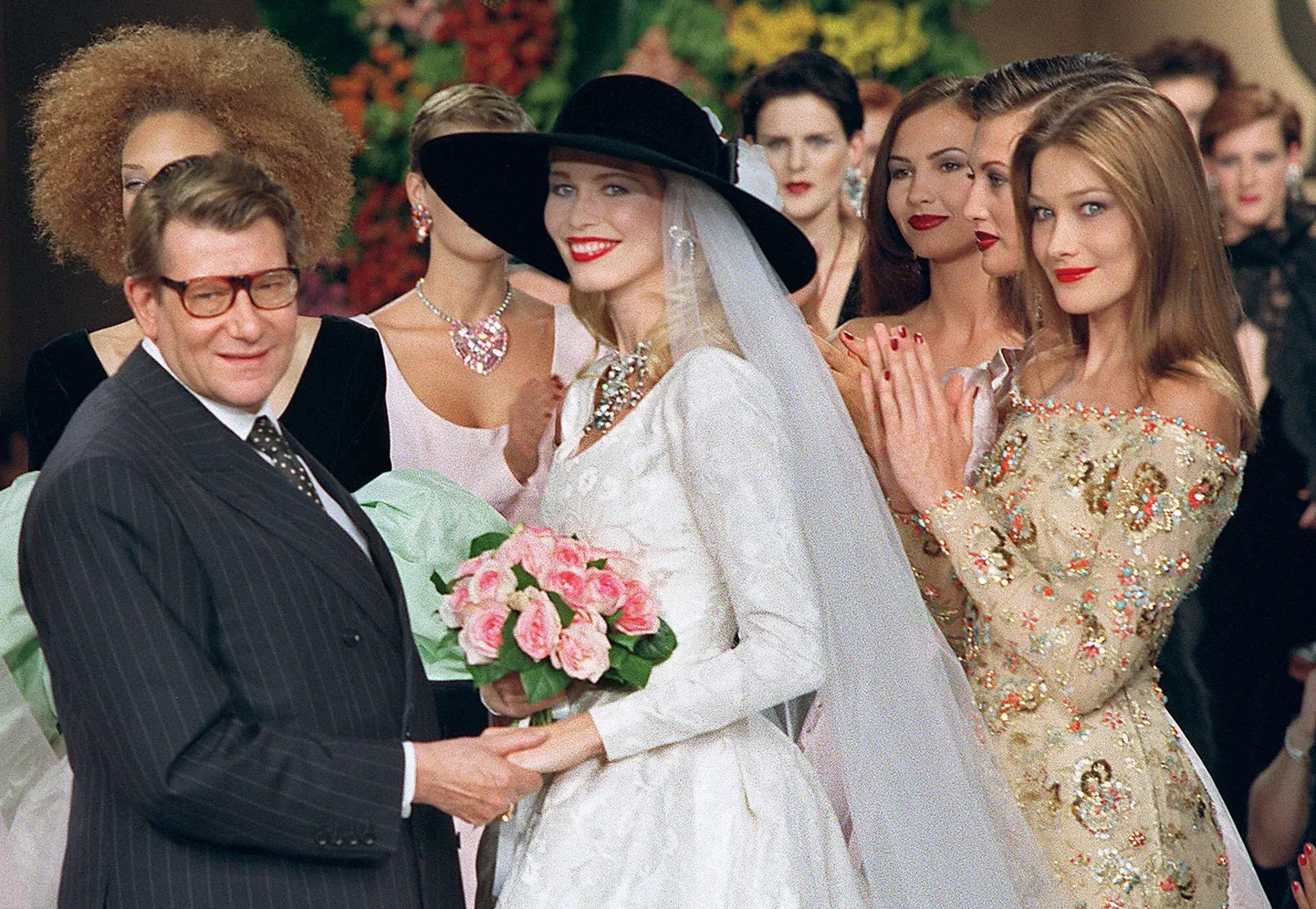 Yves Saint Laurent koos modellidega.