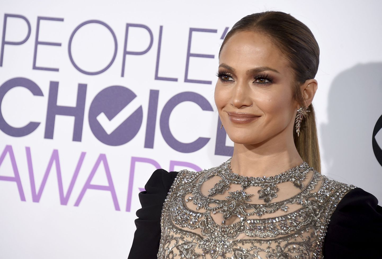 Jennifer Lopez arrives at the People's Choice Awards at the Microsoft Theater on Wednesday, Jan. 18, 2017, in Los Angeles. (Photo by Jordan Strauss/Invision/AP)