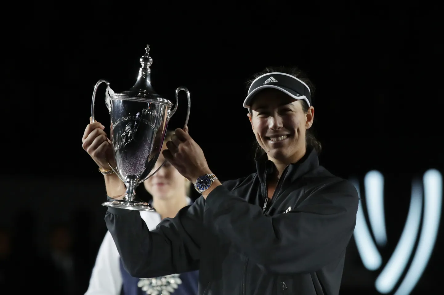Garbiñe Muguruza WTA finaalturniiri võidutrofeega.