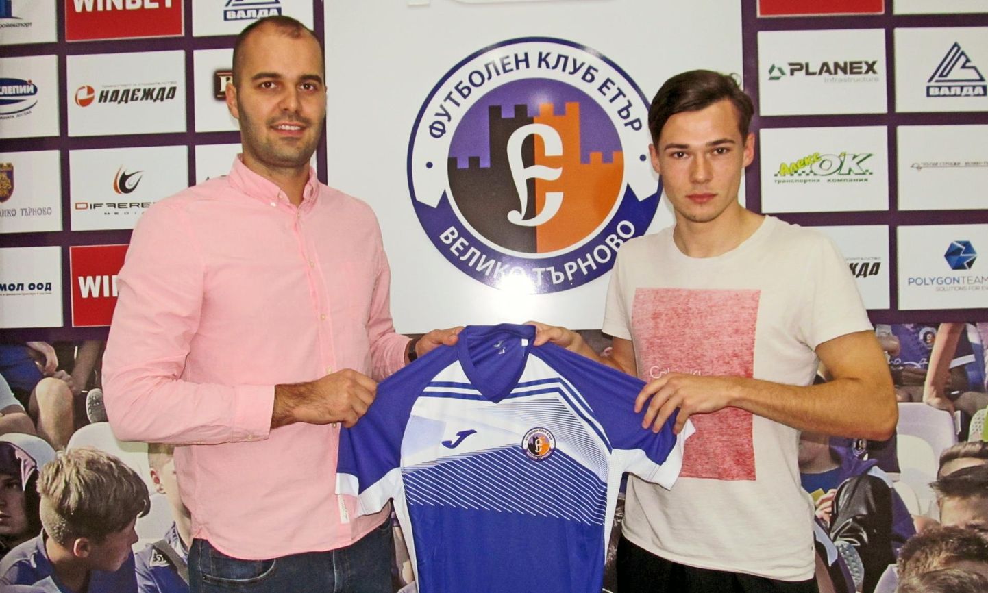 Mark Edur (paremal) kirjutas esmaspäeval alla kaheaastasele mängijalepingule Bulgaaria kõrgliigaklubiga SFC Etar Veliko Tarnovo.