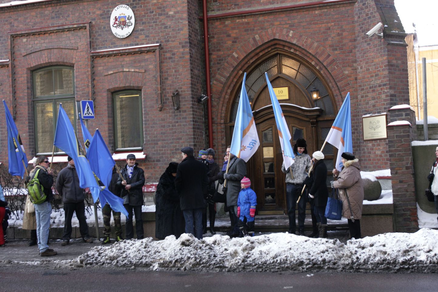 IRLi rahvusased avaldavad meelt Läti saatkonna ees läti keele kaitseks sealsel referendumil.