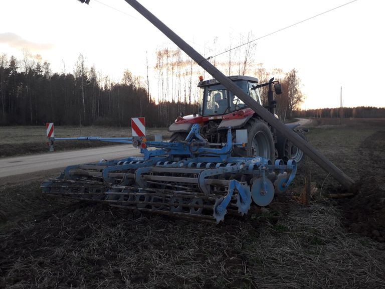 Põlva vallas Savimäe külas sõitis põllul haakeseadeldisega traktor maha elektriposti.
