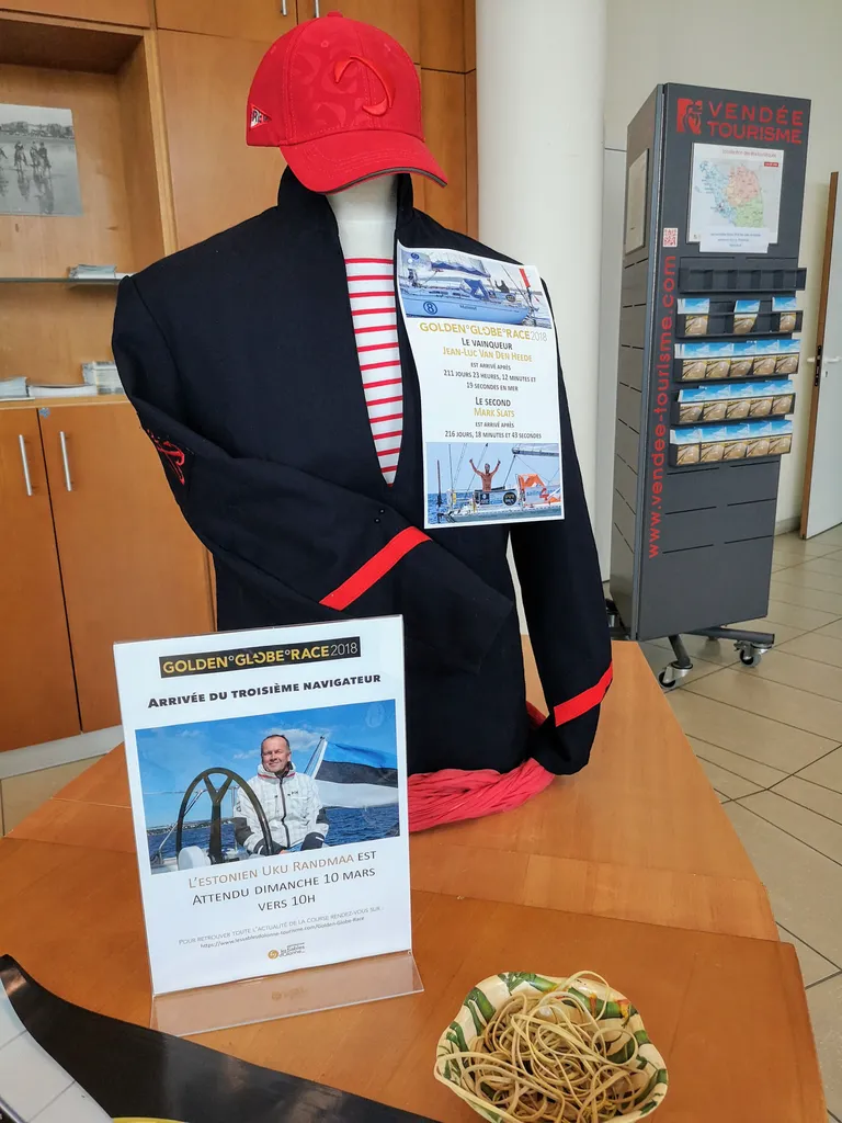 Uku Randmaa saabumisüritusest teavitav plakat Les Sables d'Olonne linna turismiinfo keskuses
