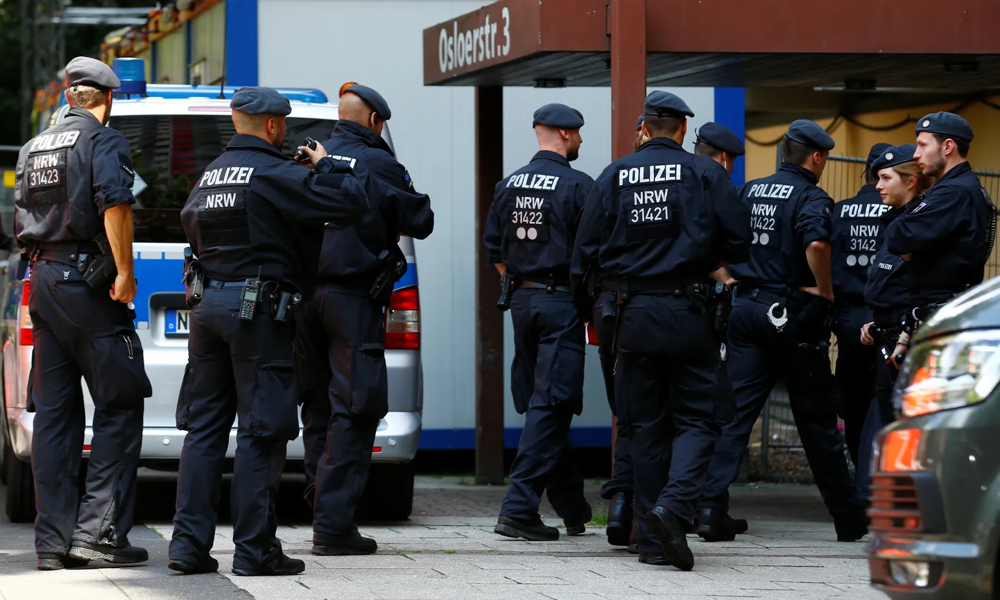 Saksa politseinikud valmistumas läbiotsimiseks tuneeslase korteris.