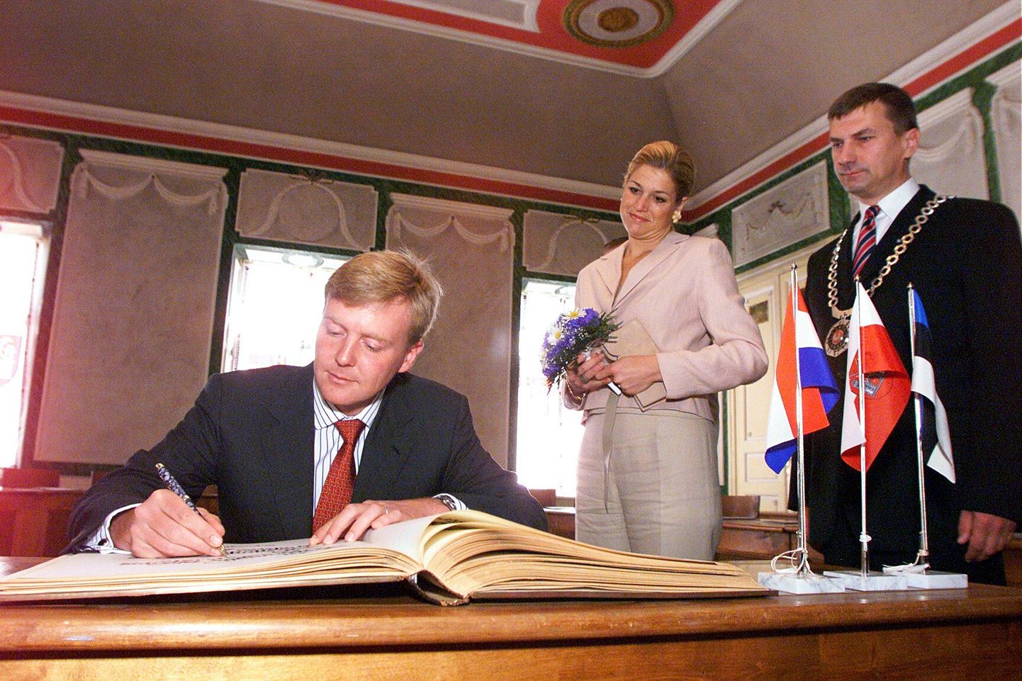 Prints Willem-Alexander 2002. aastal printsess Máxima ja linnapea Andrus Ansipi valvsa pilgu all Tartu külalisteraamatusse kirjutamas.
