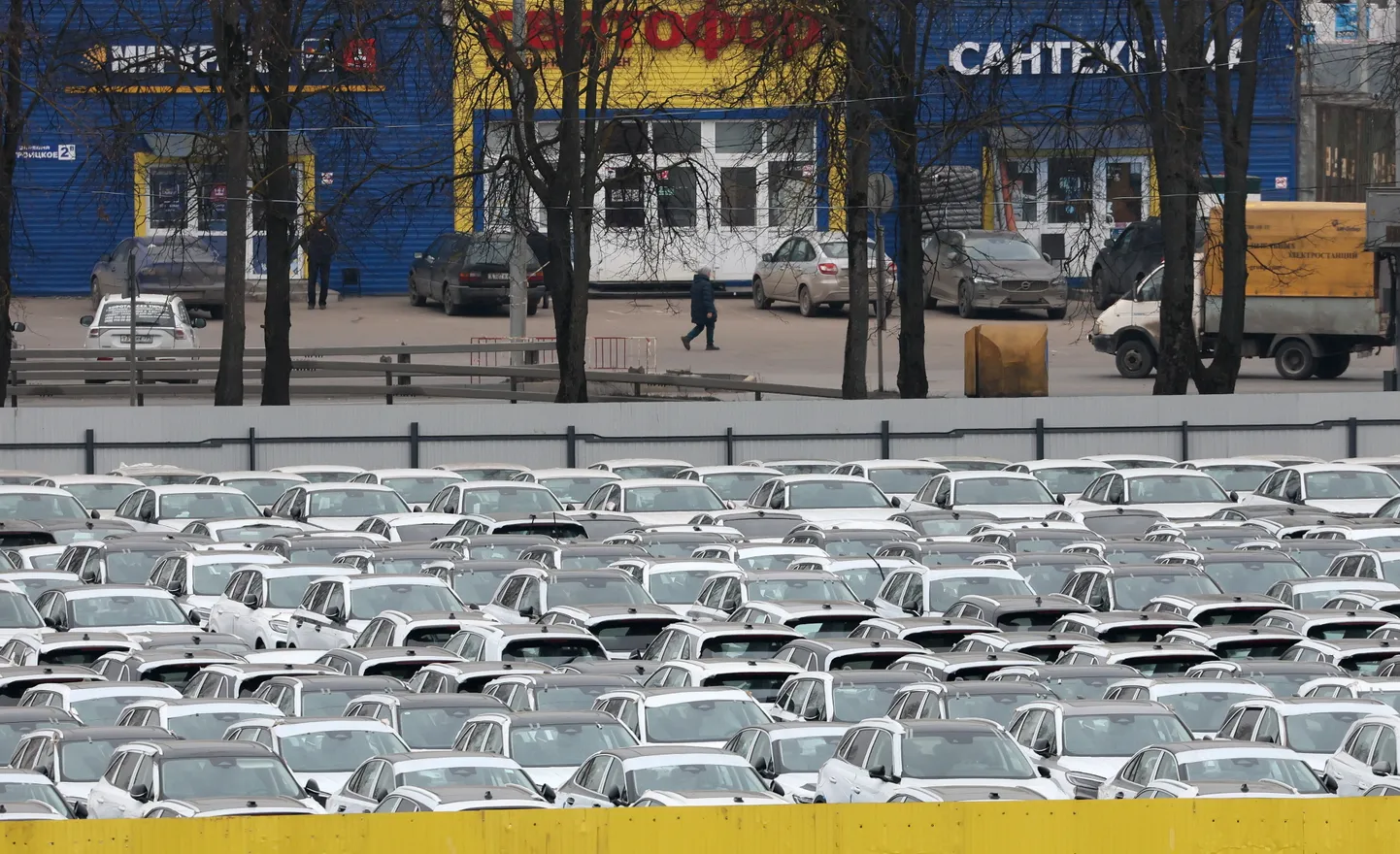 Китайские автомобили все больше вытесняют европейские модели с улиц Москвы. На фото - недавно прибывшие в Россию новые китайские автомобили на площадке московского автодилера.