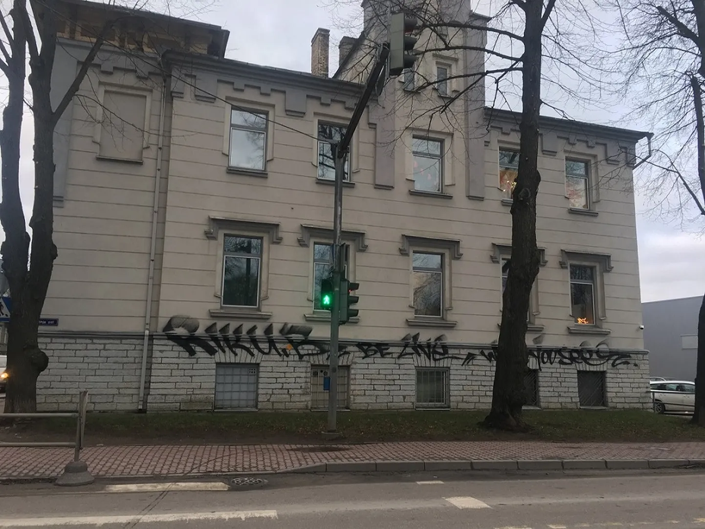 В ночь на вторник разрисовали здание управы района Пыхья-Таллинн.