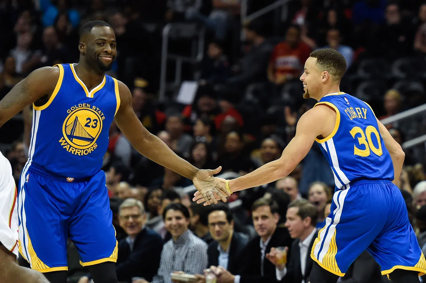 Stephen Curry (paremal) ja Draymond Green rõõmustavad järjekordse võidu üle.