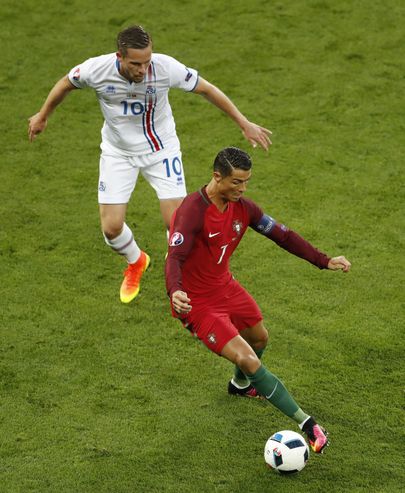 Islandi koondise suurim staar Gylfi Þór Sigurðsson (üleval) ja portugallaste tähtmängija Cristiano Ronaldo. Foto: