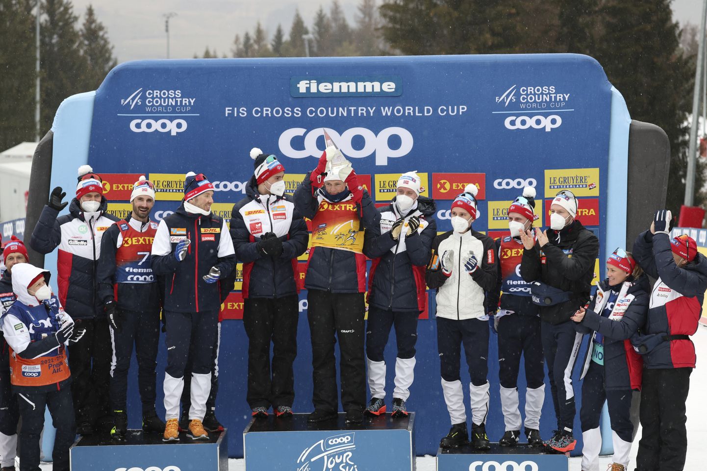 Норвежская сборная празднует победу Йоханнеса Клэбо на "Тур де Ски".
