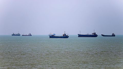 US Allows Iran to Sell Oil in Dollars for First Time in a Decade