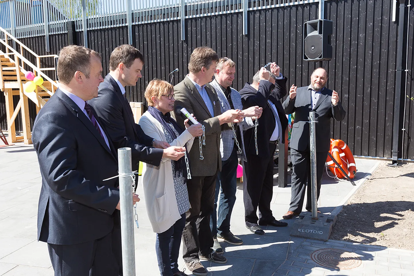 KRUVIVAD AVATUKS: (Vasakult) Saare maavanem Kaido Kaasik, Kuressaare abilinnapea Madis Kallas, kolledži rektor Anne Keerberg, Alunaudi juhataja Mark Muru väikelaevaehituse liidust, Eventus Ehitus OÜ juhatuse esimees Ivar Kundla ja TTÜ rektor Andres Keevallik. Kruvida aitas ka kompetentsikeskuse juhataja asendaja Jaanis Prii. Foto: Sander Ilvest