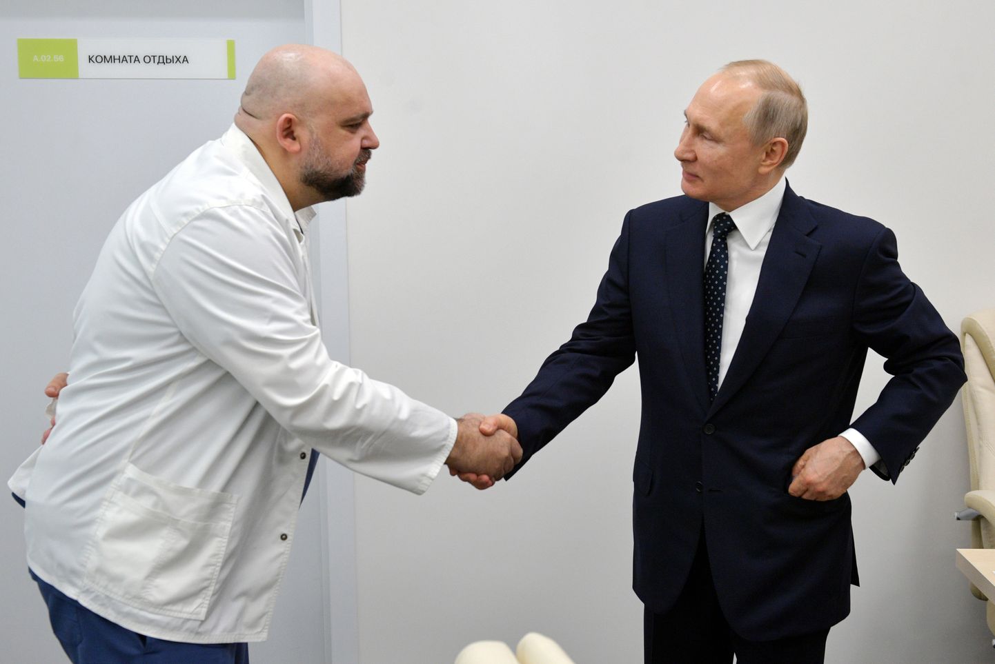 Venemaa president Vladimir Putin kätlemas Moskva Kommunarka haigla peaarsti Deniss Protsenkot