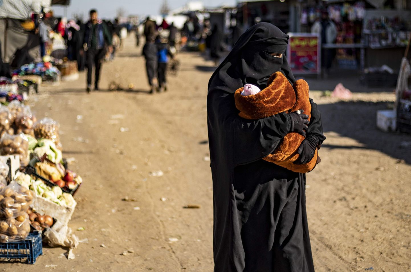 Lapsega naine suurt hulka ISISe võitlejate pereliikmeid majutavas al-Holi põgenikelaagris Süürias. Foto pole seotud kõnealuse juhtumiga.