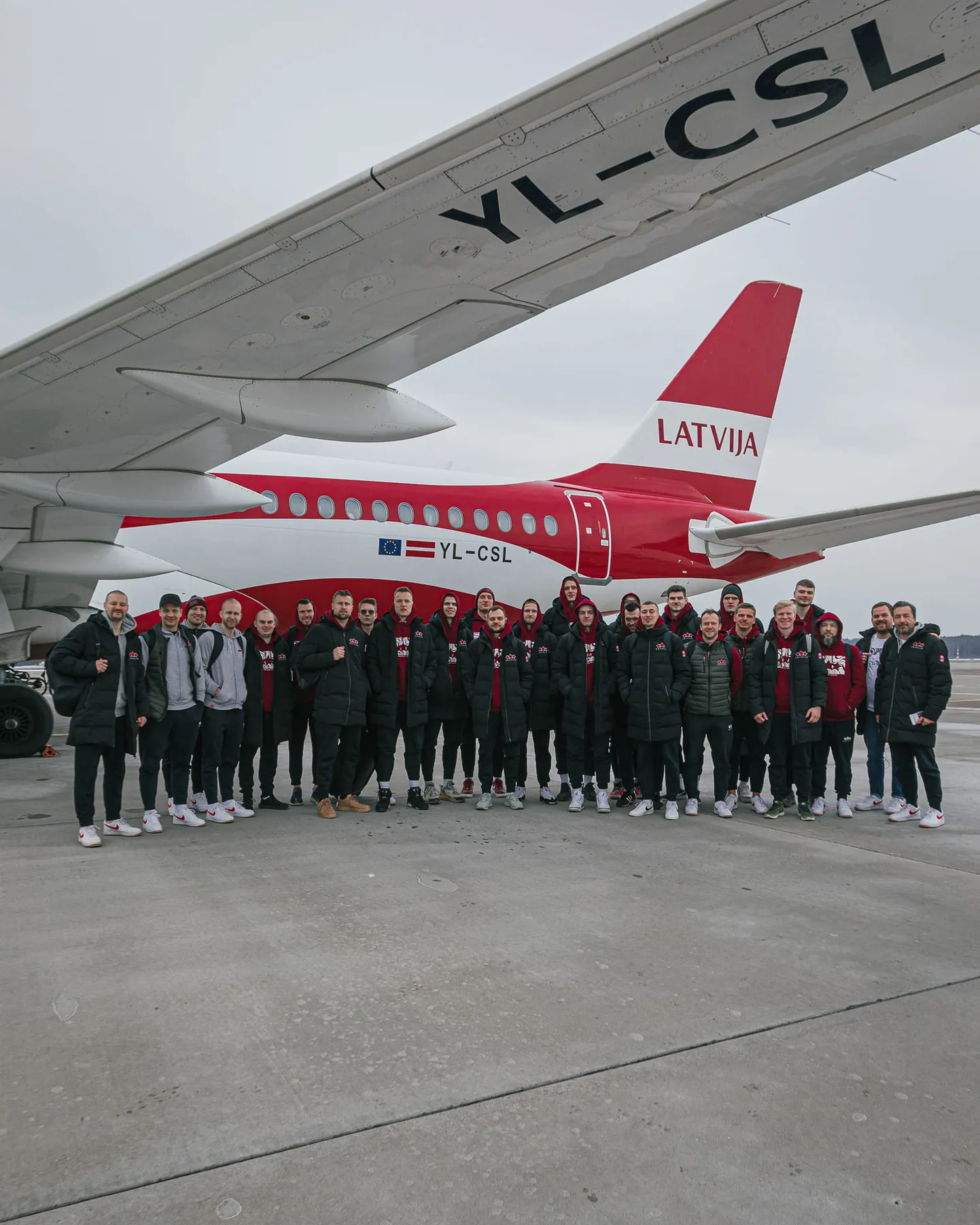 Latvijas basketbola izlases spēlētāji un personāls.