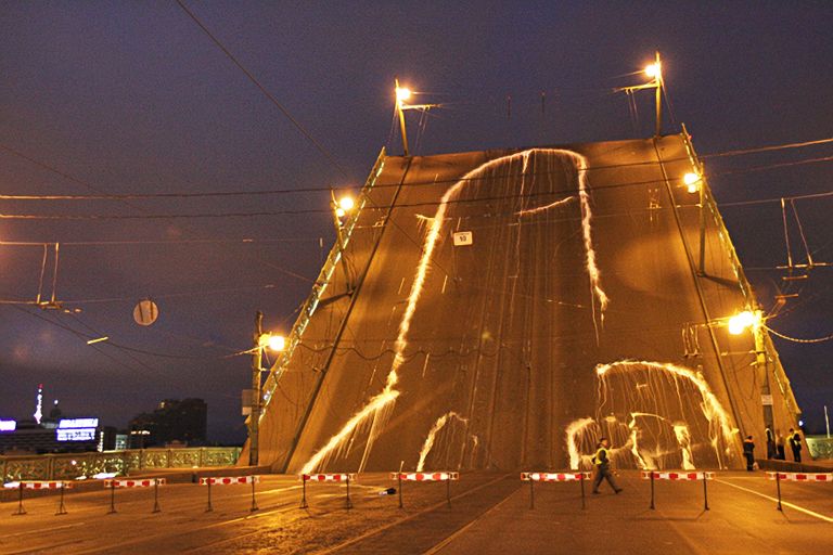В ночь с 13 на 14 июня 2010 года участники арт-группы «Война» рисуют на Литейном мосту в Петербурге гигантский фаллос, который встанет во время развода мостов прямо перед зданием ФСБ по адресу Литейный проспект, дом 4.  