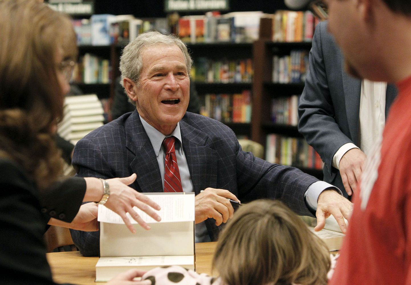 George W. Bush raamatupoes autogramme jagamas