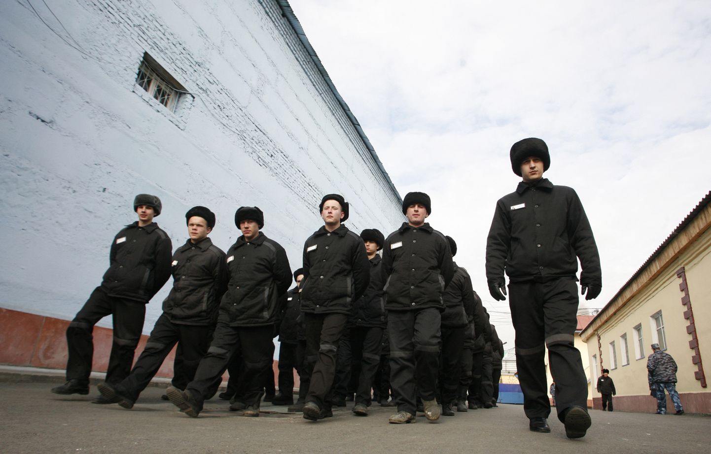 Заключенные на территории тюремного лагеря близ Красноярска. Фотография носит иллюстративный характер.