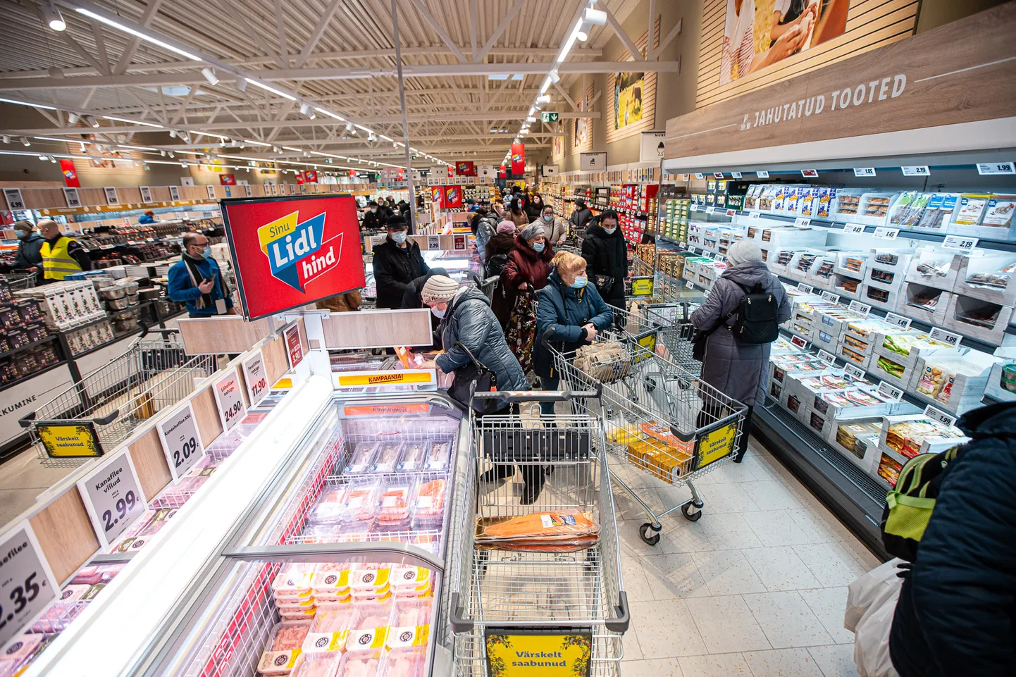 Взору покупателей в нарвском "Lidl" предстал торговый зал площадью 1400 квадратных метров, наполненный совершенно незнакомыми товарами или знакомыми лишь из зарубежных поездок.