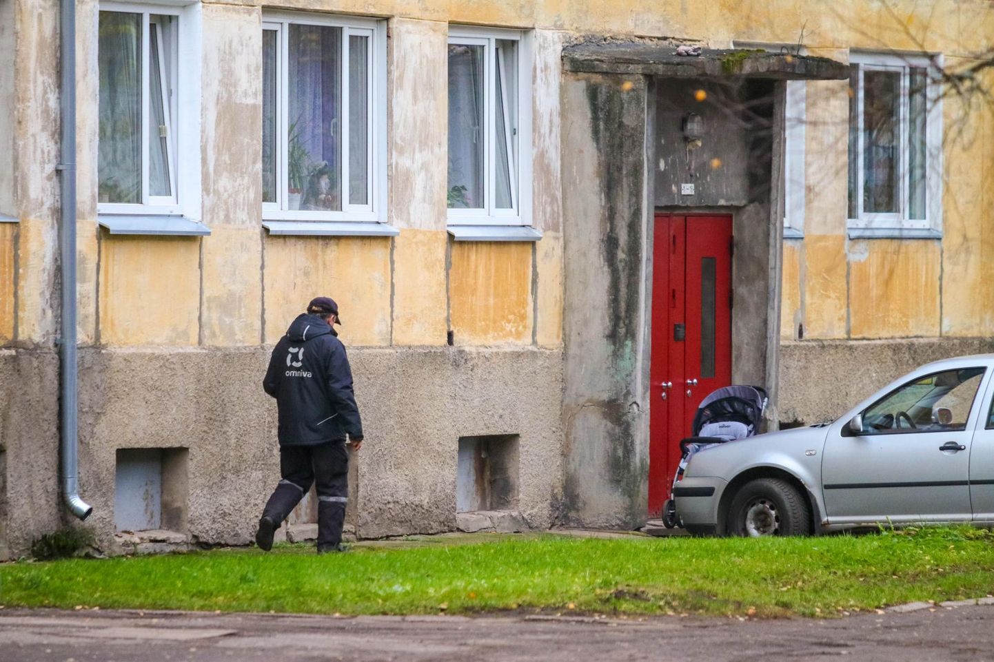 Eestis on üle 5000 inimese, kes maksavad selle eest, et Omniva kirjakandja neile pensioni, toetuse või hüvitise koju tooks.