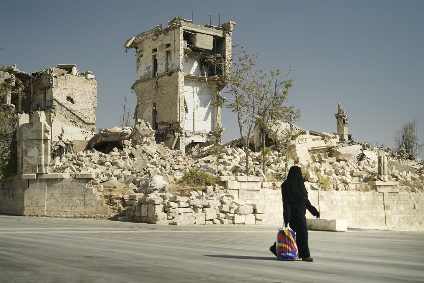 Naine kõndimas mööda tänavat Aleppos.