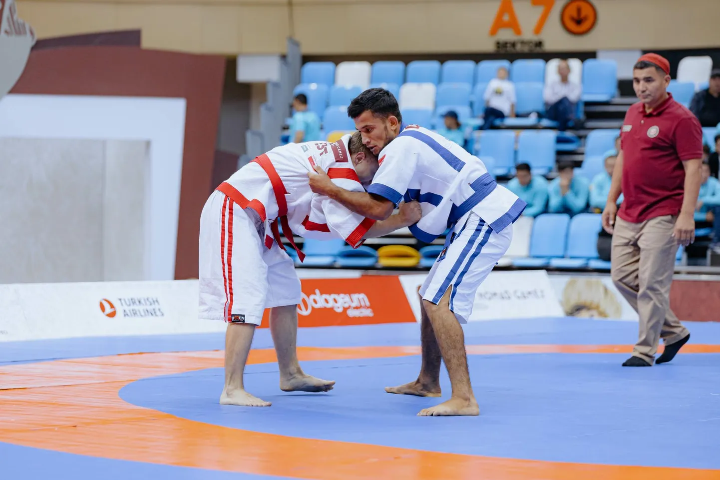 Kasahhi maadlus sarnaneb judoga, aga maadeldakse vaid püsti. Rakverest pärit Mark Tširkin (vasakul) pälvis selle ala "olümpial" pronksmedali.