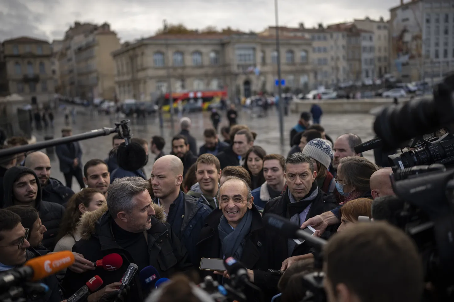 Eric Zemmour sel laupäeval Marseille's, ümbritsetuna toetajate ning ajakirjanikega.