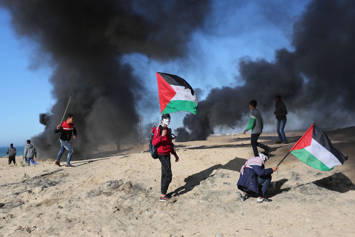 Palestiinlastest meeleavaldajad Gaza rannal.
