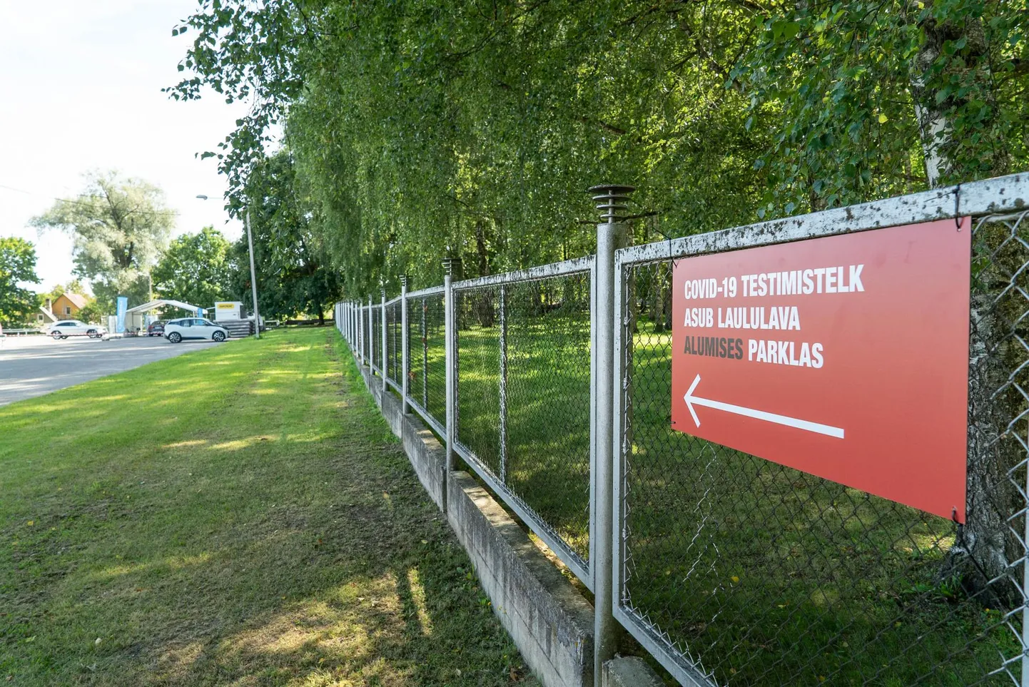 Teekond proovivõtutelgi juurde on selle ümbruses tähistatud punaste suunaviitadega.