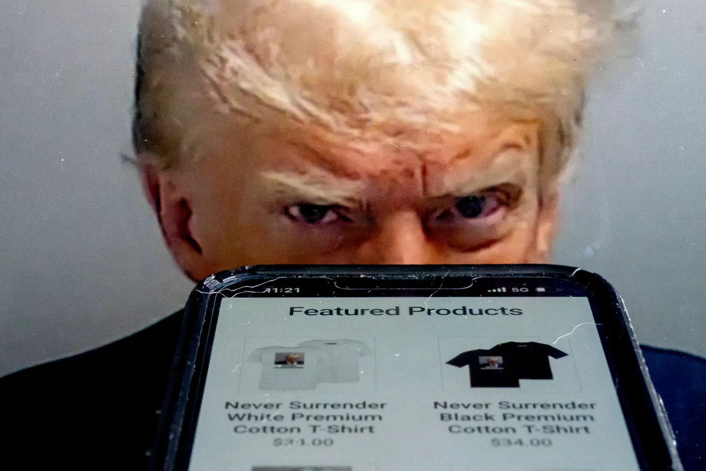 Donald Trumpi vahistamisfotoga särgid müügiks