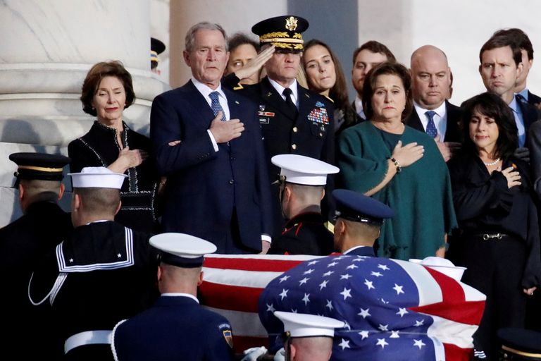 Endine USA president George W Bush koos teiste pereliikmetega oma isa George HW Bushi kirstu juures Washingtonis Kapitooliumis