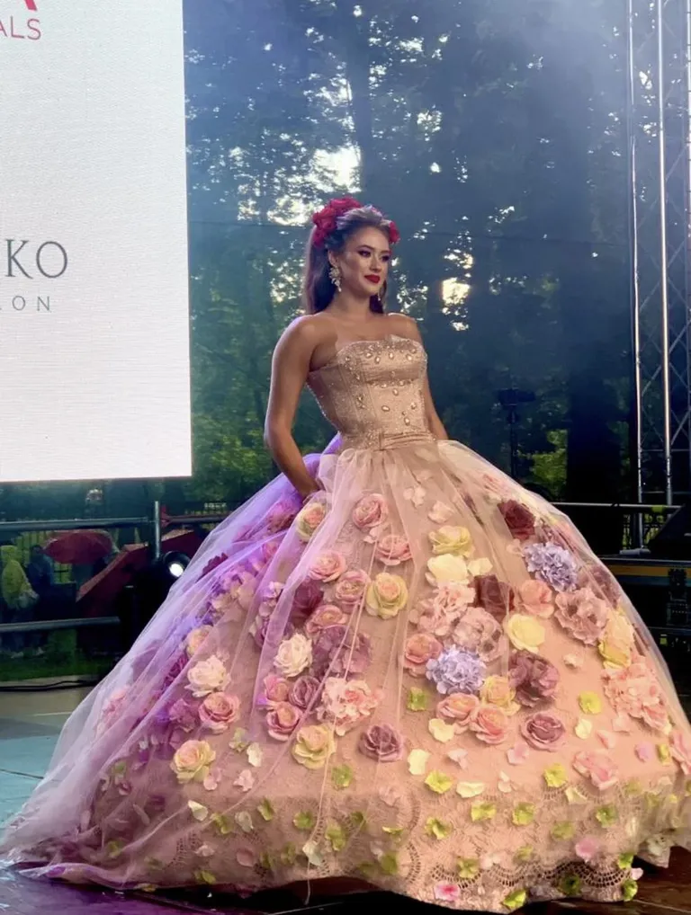 Мишель Гульпа в роскошном платье на "Балу цветов"