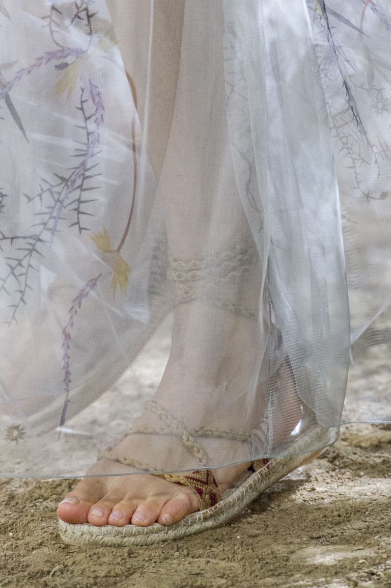 Espadrille demonstreeris oma looduslikes toonides kollektsioonis näiteks Diori moemaja, needki on nööritavate jalatsite moega kombineeritud.