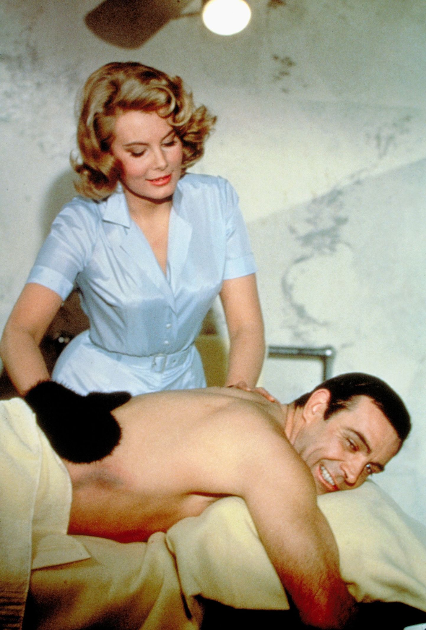 Molly Peters ja Sean Connery  1965. aasta Bondi filmis «Thunderball»