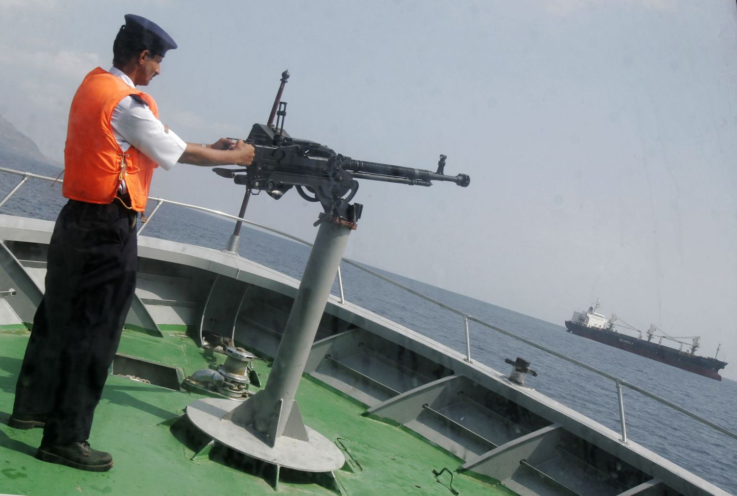 Jeemeni piirivalvur Adeni lahel patrullival laeval.