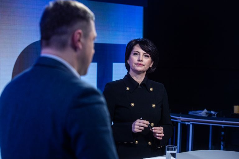 Студия Postimees: коалиция рухнула – что изменится для центристов? / Одежда ведущей: Tallinna Kaubamaja / Pinko ​