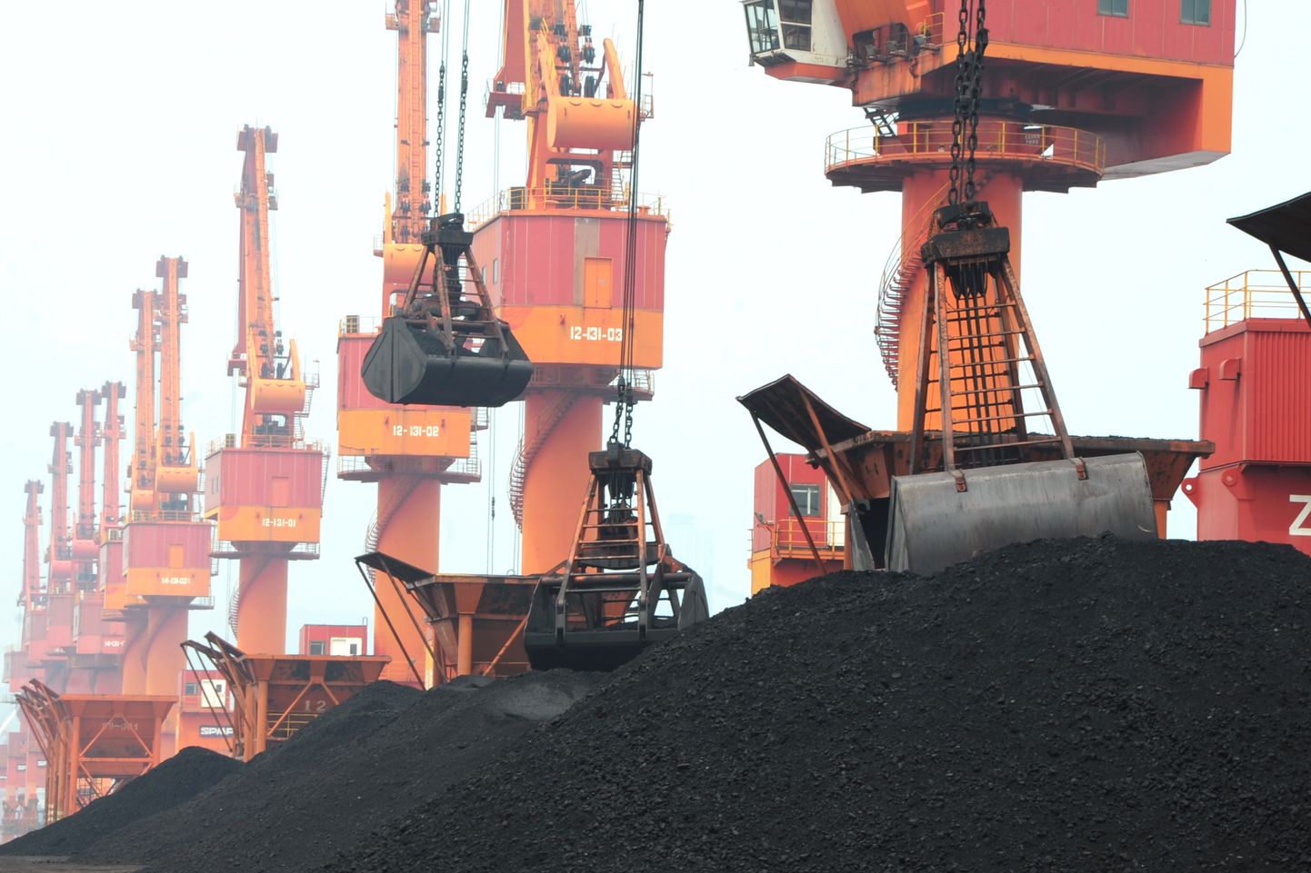 Перегрузка угля в порту. Иллюстративное фото