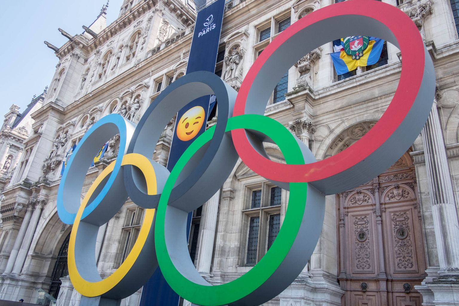 Олимпийские кольца в Париже.