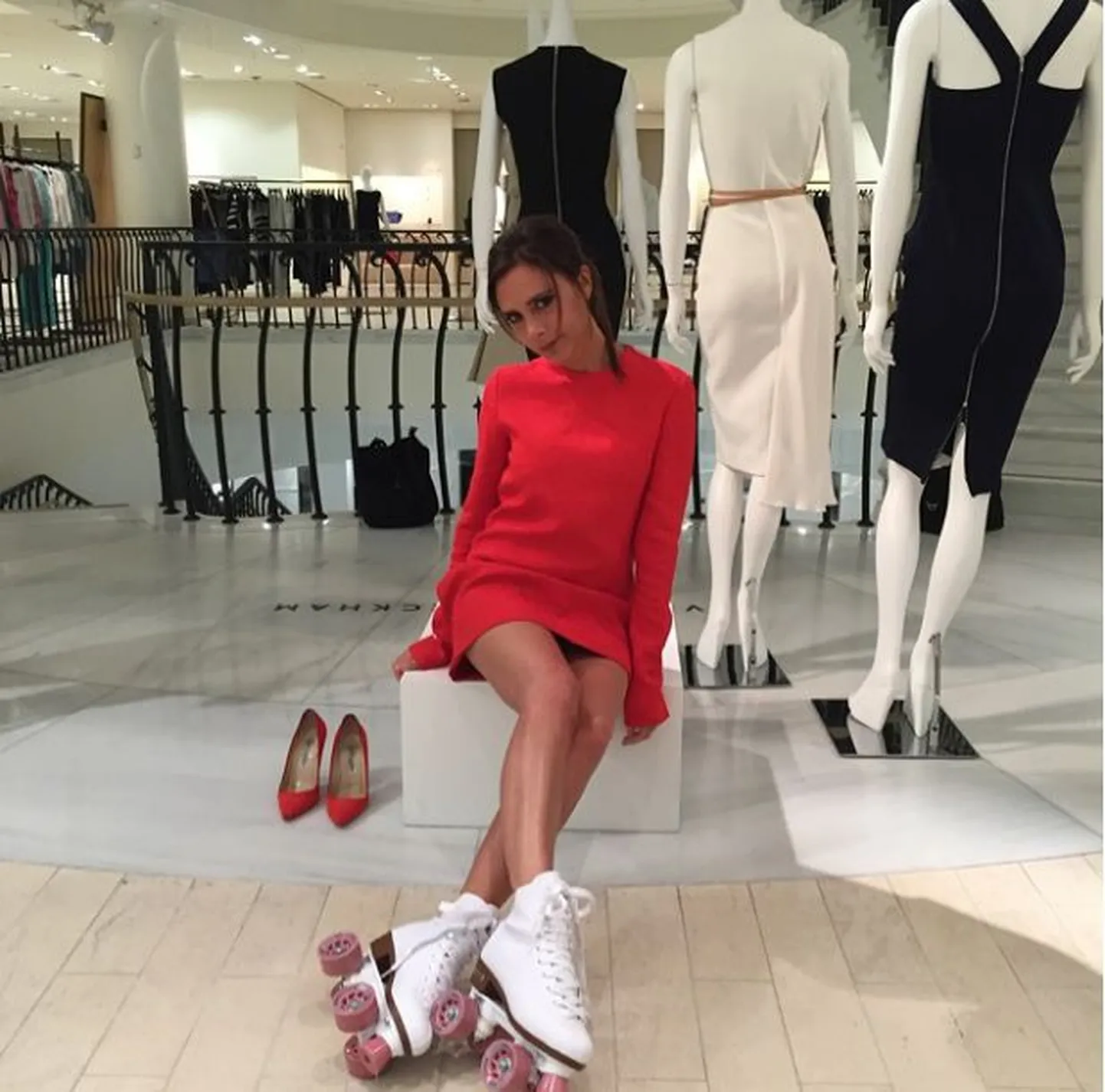 Victoria Beckham kaubamajas rulluiskudel