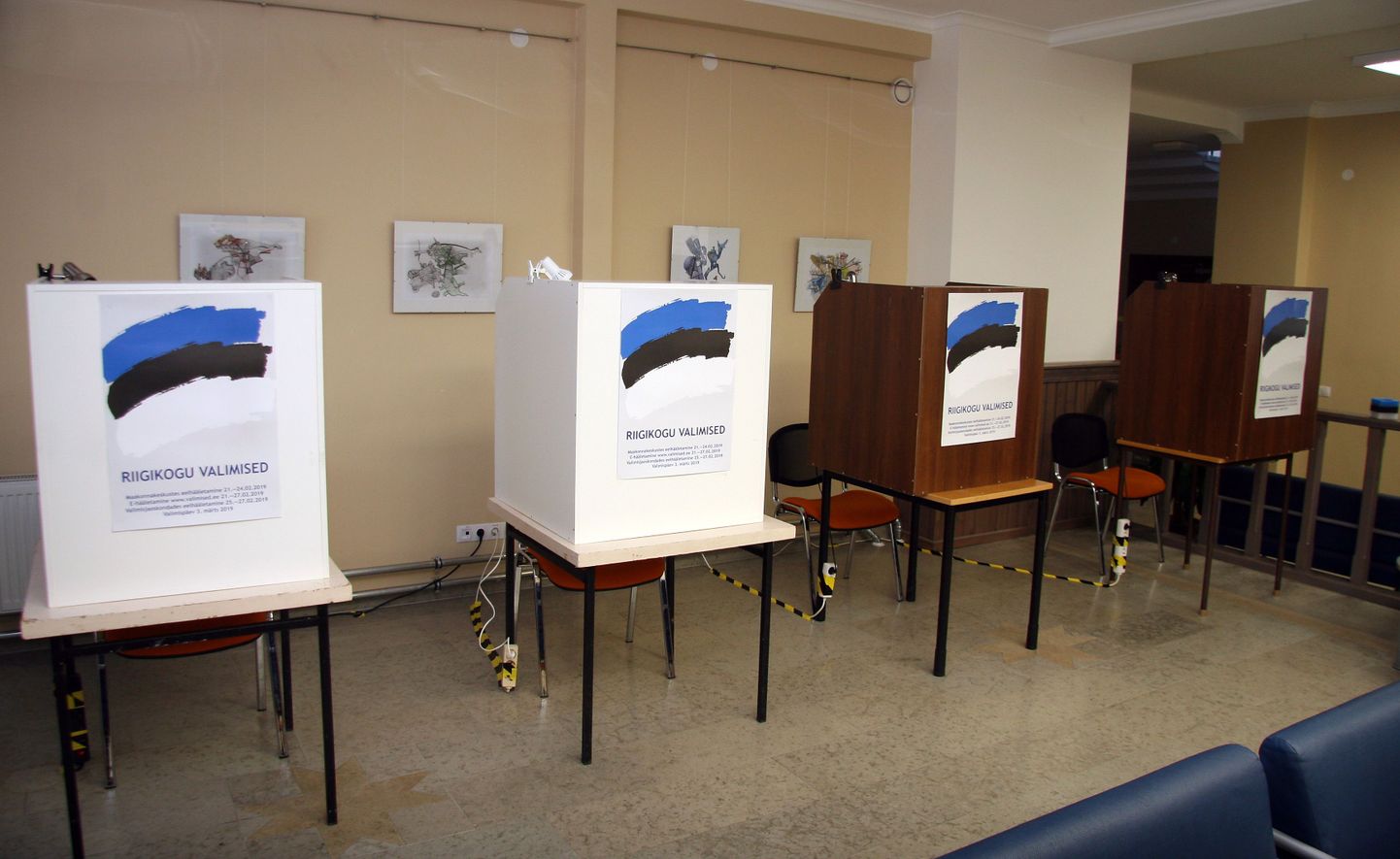 Кабинки для голосования на избирательных участках в Ида-Вирумаа в понедельник пустовали.