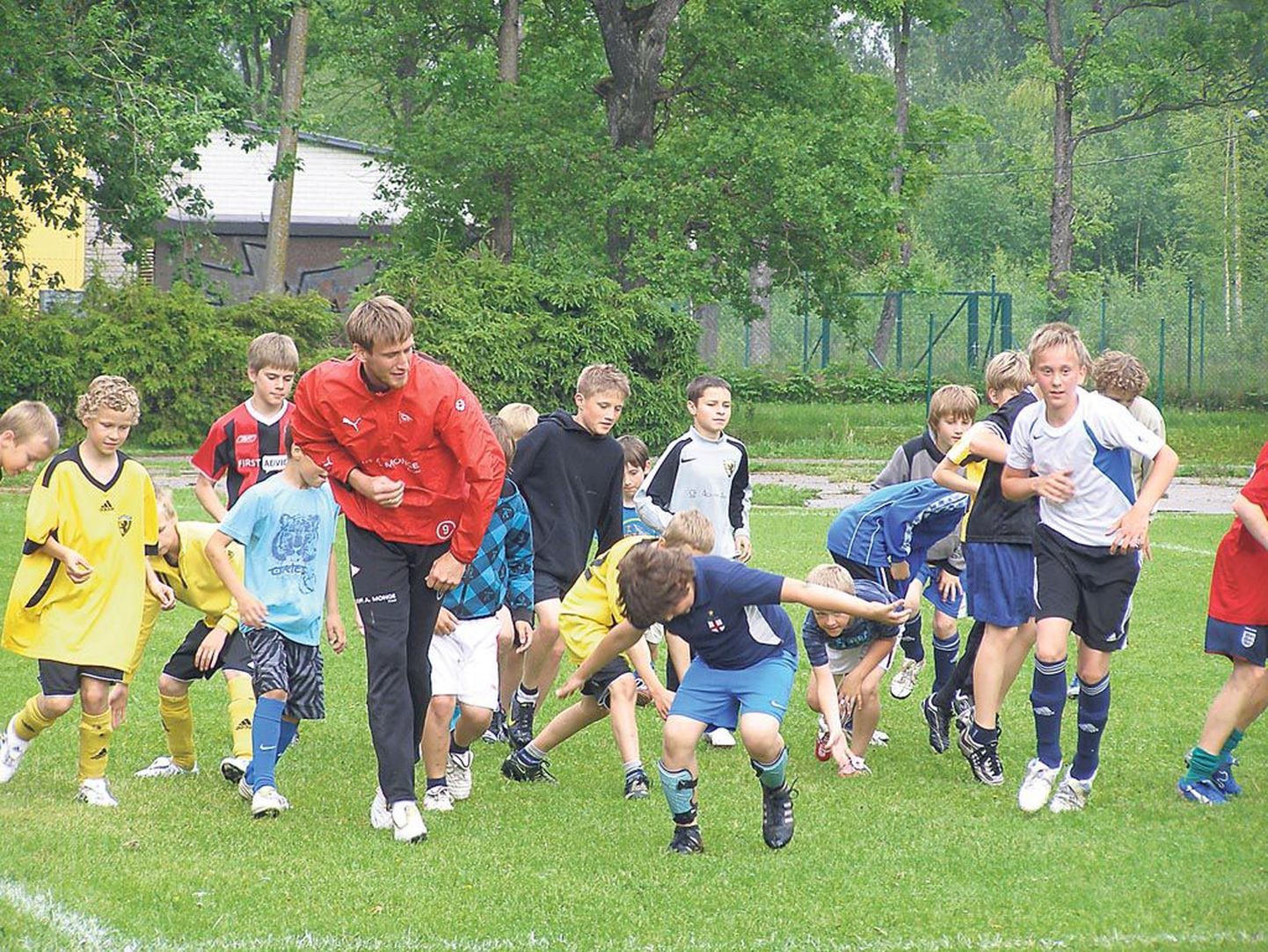 Eelmisel aastal juhendas Sindi spordipäeval vutipoisse Raio Piiroja, tänavu lubas tulla noori jalgpallureid koolitama Eesti kõigi aegade kuulsaim väravavaht Mart Poom.