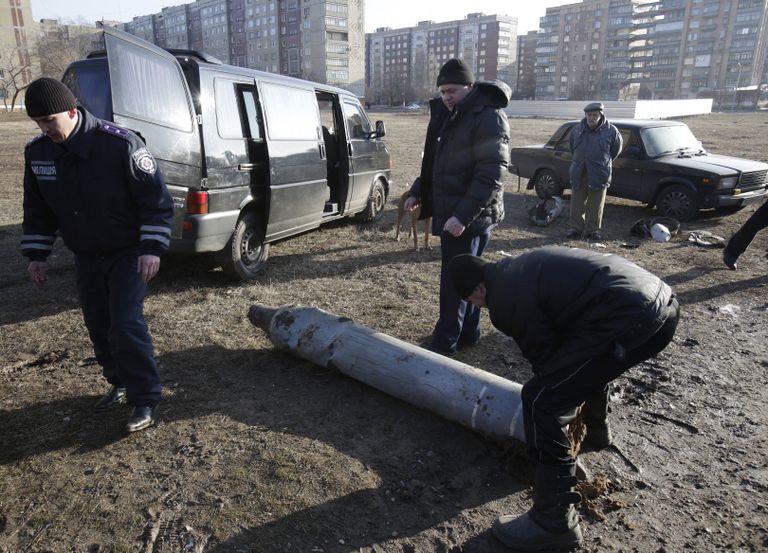 Möödunud aasta veebruaris sai Ukraina vägede käes olnud Kramatorskis Vene poole mürsurünnakus surma 15 ja vigastada 60 inimest. Samal ajal peeti Minskis teisi rahukõnelusi. Foto: Scanpix