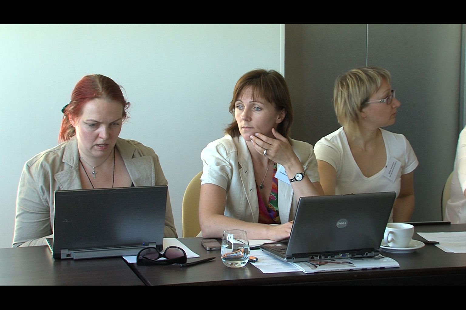 Triinu Täht sotsiaalministeeriumist ja Maris Jesse tervise arengu instituudist Tallinnas toimunud vastutustundliku alkoholiturunduse seminaril.