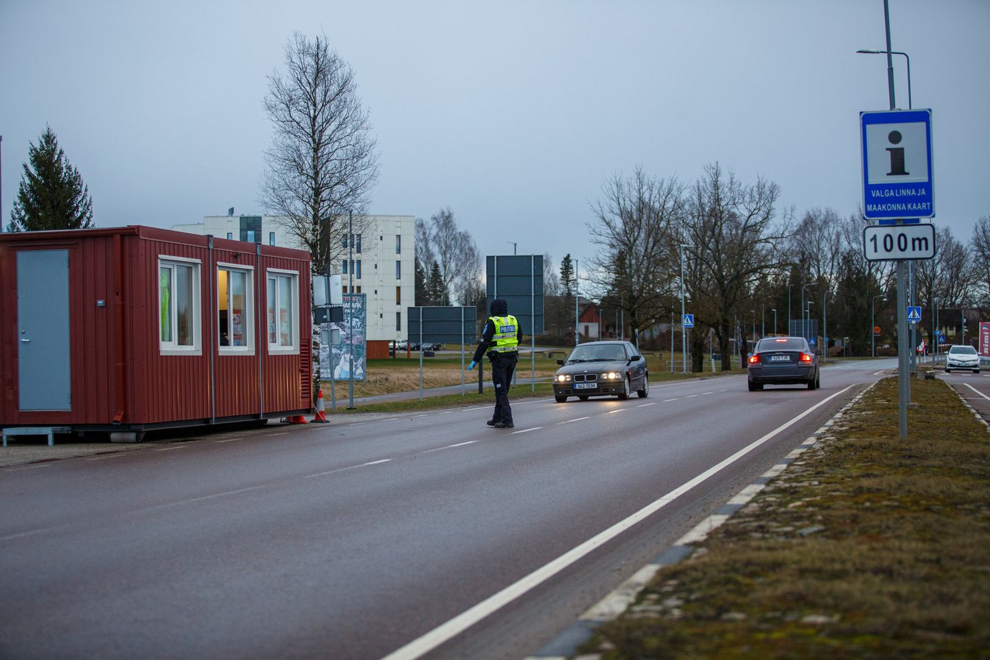 Politsei teeb Valgas Eesti-Läti piiril teavitustööd ja sanitaarkontrolli.