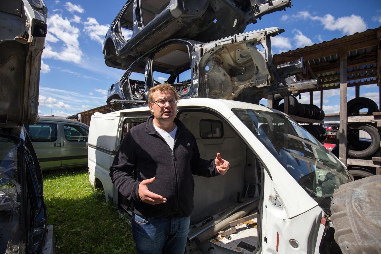 Ukrainlane Oleg Antonkov tegeleb Eestis autolammutusäriga. Praegu on tal aga suur mure: tema ema elab Ukraina-Venemaa konfliktipiirkonna keskel.