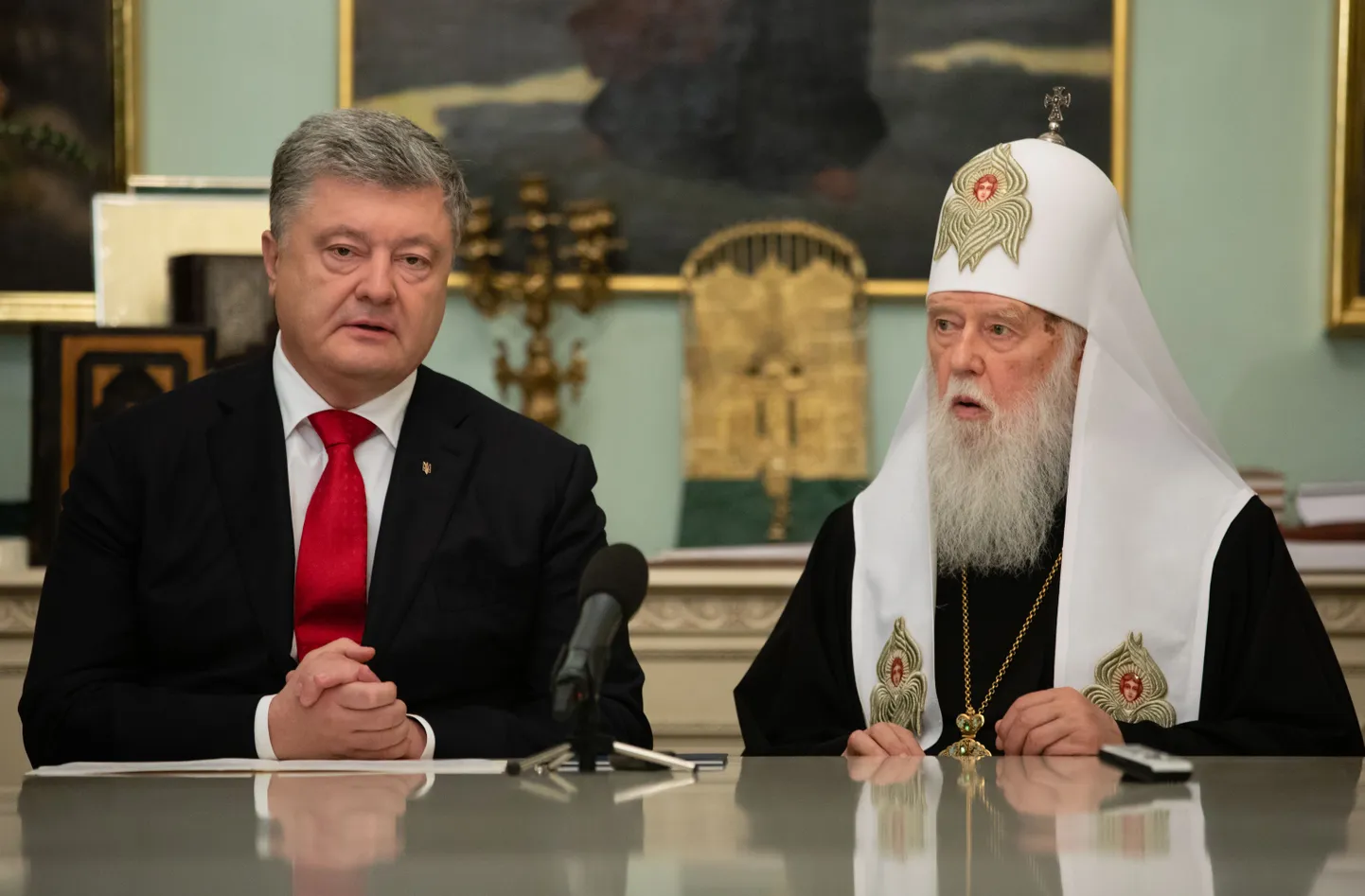 Ukraina president Petro Porošenko (vasakul) ja Ukraina õigeusu kiriku patriarh Filaret.